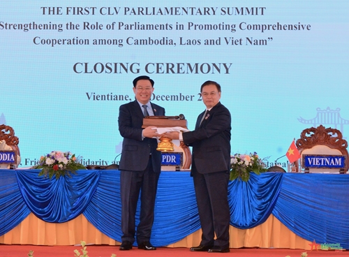 Chủ tịch Quốc hội Vương Đình Huệ tiếp nhận trọng trách nước chủ nhà Hội nghị cấp cao Quốc hội 3 nước CLV lần thứ hai